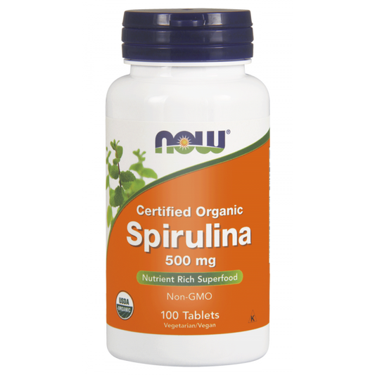 Eco Spirulina 500 mg Nahrungsergänzungsmittel von NOW FOODS, 100 Tabletten, grüne Spirulina-Tabletten auf weißem Hintergrund