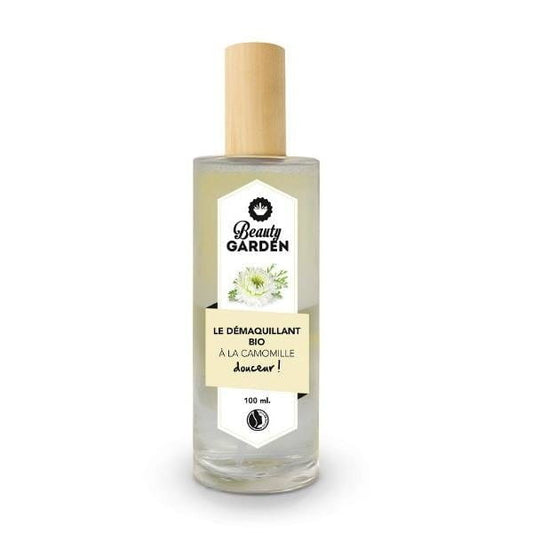 Bio-Kamillenreiniger von BEAUTY GARDEN in einer Flasche mit Kamillenblüten und Reinigungslösung für die Hautpflege