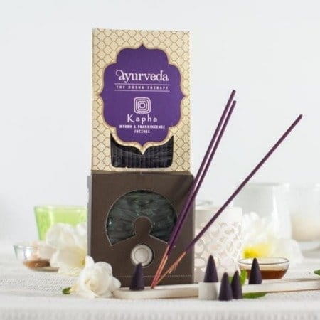 Aromaset für Kapha Dosha mit Myrrhe und Weihrauch, inklusive Räucherstäbchen und Zubehör, auf weißem Hintergrund.