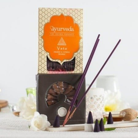 Aroma-Set für Vata-Dosha mit Orange und Zypresse, biogo, enthält ätherische Öle in Flaschen, ideal für Aromatherapie.