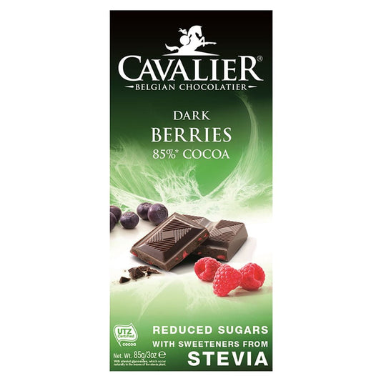 Dessertschokolade mit Waldfrüchten von CAVALIER, 85g, zeigt eine Packung mit dunkler Schokolade und bunten Waldfruchtstücken.
