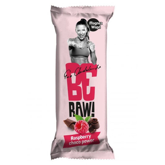 Himbeer-Schoko-Powerriegel von BERAW mit Himbeeren, Nüssen und Schokolade, 40g, auf einer weißen Oberfläche liegend