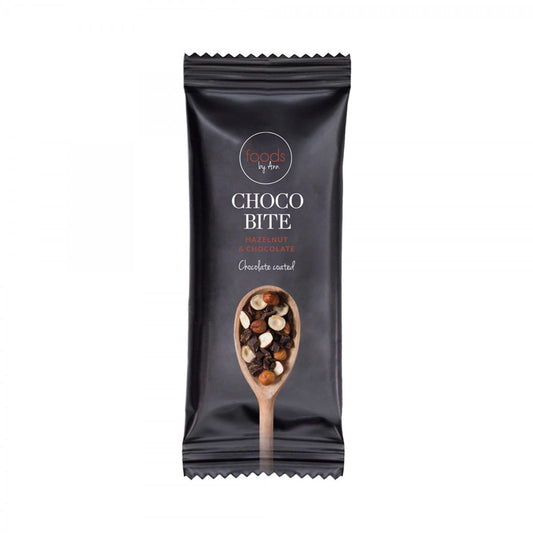 Energieriegel mit Haselnuss und Schokolade von FOODS BY ANN, 20 g, zeigt Riegel mit Haselnussstücken und Schokoladenüberzug