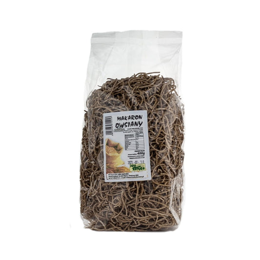 Hafernudeln in 400 g Packung von PRO NATURA, trockene Hafernudel auf weißem Hintergrund.