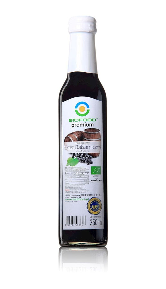 Bio Balsamico-Essig aus Modena von BIO FOOD, dunkle, aromatische Essigflasche auf weißem Hintergrund
