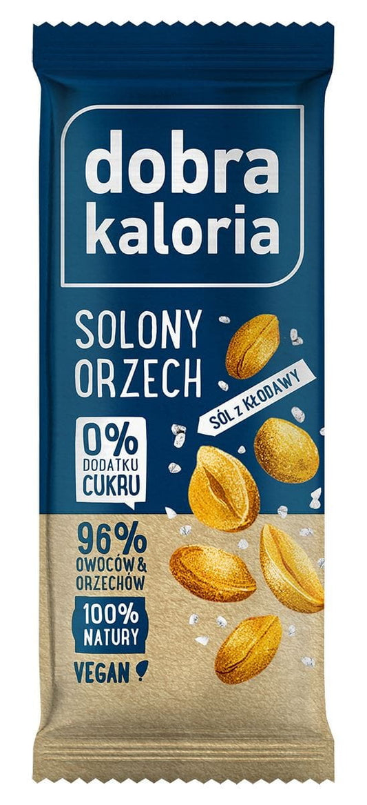 Gesalzener Walnussriegel von KUBARA, 20 Stück zu je 35 g, mit Nüssen und Salz, auf Display präsentiert.