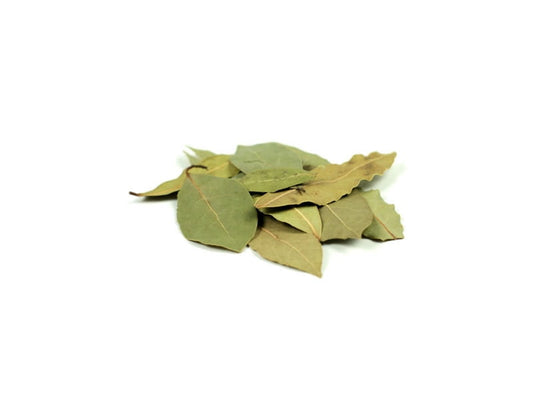 Getrocknetes Lorbeerblatt von VIVIO, 25 g, frisch und aromatisch, liegt auf einem Holzbrett, ideal für Gewürzgerichte.