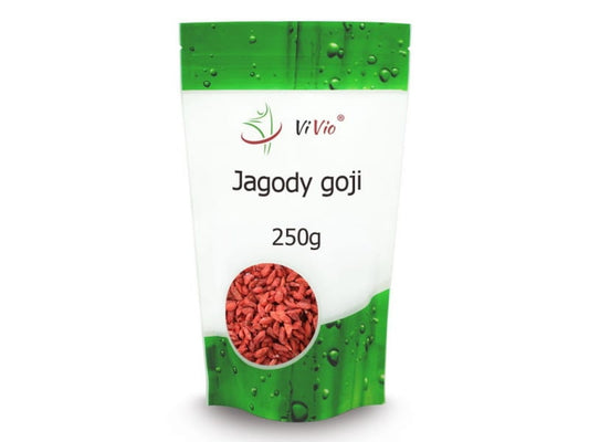Getrocknete Goji-Beeren von VIVIO in einer 250g Packung, frische und getrocknete rote Beeren auf einem weißen Hintergrund