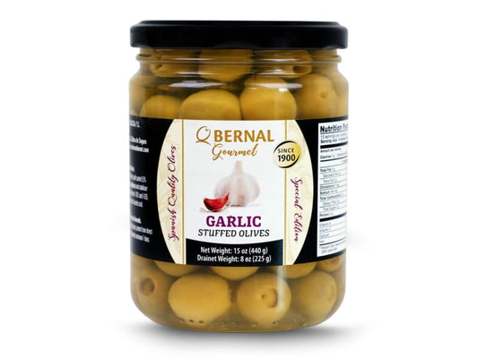 Gourmet-Oliven mit Knoblauch in 225g Dose von BERNAL, glänzend und mit Knoblauchstücken verfeinert