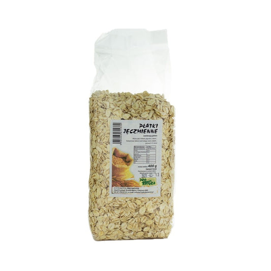Gerstenflocken von PRO NATURA in 400 g Packung, Nahaufnahme der getrockneten Getreideflocken auf weißem Hintergrund.