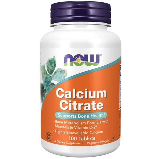 Calciumcitrat 100 Tabletten von NOW FOODS, weiße Tabletten in einer geöffneten Packung auf weißem Hintergrund.