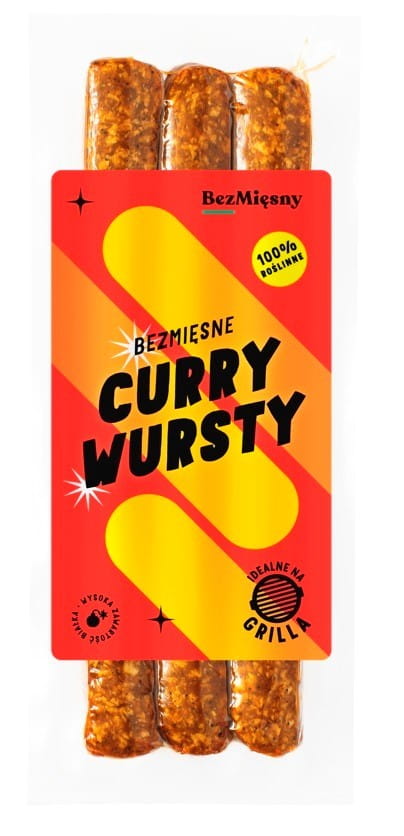Vegane Currywurst, 210 g, von BEZMIĘSNY MIĘSNY, mit würziger Currysoße und frittiertem Wurstersatz, auf einer weißen Platte.