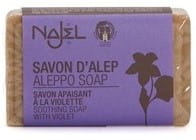 Seife aus Aleppo und Veilchen von Najel, 100 g, mit natürlicher Textur und violettem Farbton, auf weißem Hintergrund.