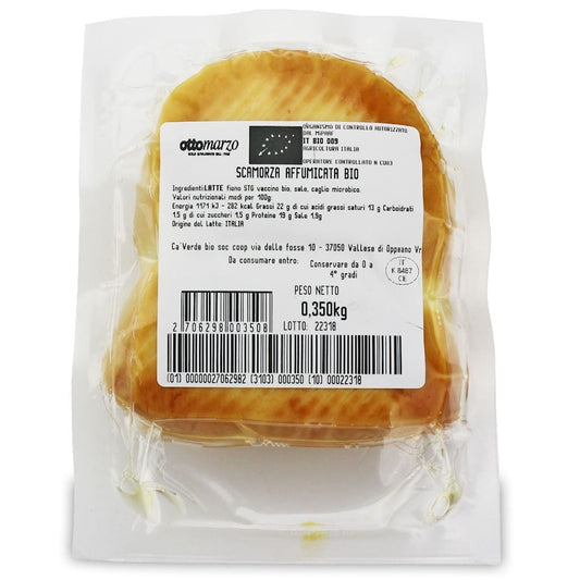 Geräucherter Bio-Scamorza-Käse von CA'VERDE, ca. 3,8 kg, mit rauchigem Aroma und cremiger Textur, auf einem Holzbrett präsentiert