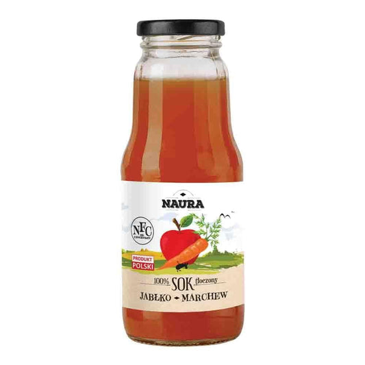 Apfel-Karottensaft von Naura in 300 ml Flasche, frischer Saft mit Apfel- und Karottengeschmack, transparentes Glas mit Saft.