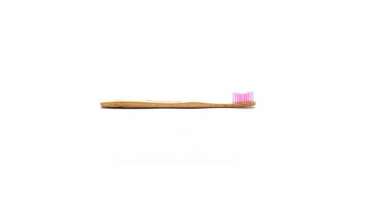 Weiche lilafarbene Bambusbürste von HUMBLE mit natürlichen Borsten für sanfte Haarpflege.