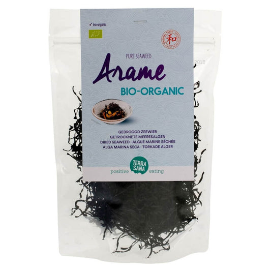 Getrocknete Meeresalgen Arame BIO von TERRASANA, 50 g, Nahaufnahme der grünen, getrockneten Algen auf weißem Hintergrund.